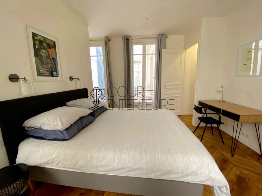 MEUBLÉ – 1 chambre – Rue Chambiges – Paris 8ème – 55 m2 – 4ème étage avec ascenseur – Loyer charges comprises : 2.500 €