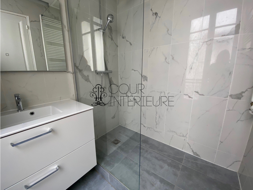 MEUBLÉ – 1 chambre – Rue Chambiges – Paris 8ème – 55 m2 – 4ème étage avec ascenseur – Loyer charges comprises : 2.500 €