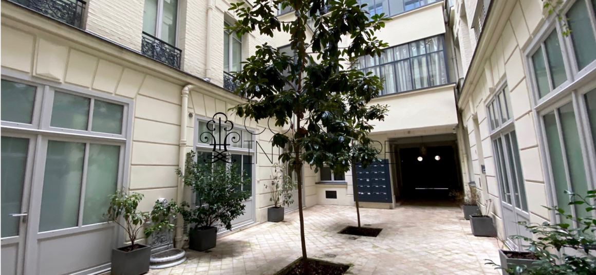 MEUBLÉ – 1 chambre – Rue Chambiges – Paris 8ème – 55 m2 – 4ème étage avec ascenseur – Loyer charges comprises : 2.500 €