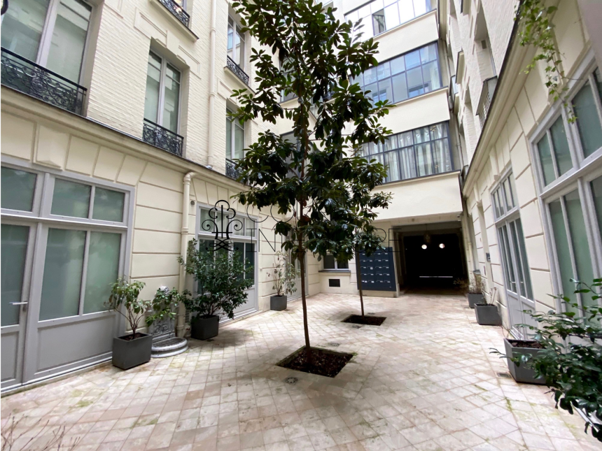 MEUBLÉ – 1 chambre – Rue Chambiges – Paris 8ème – 55 m2 – 4ème étage avec ascenseur – Loyer charges comprises : 2.500 €