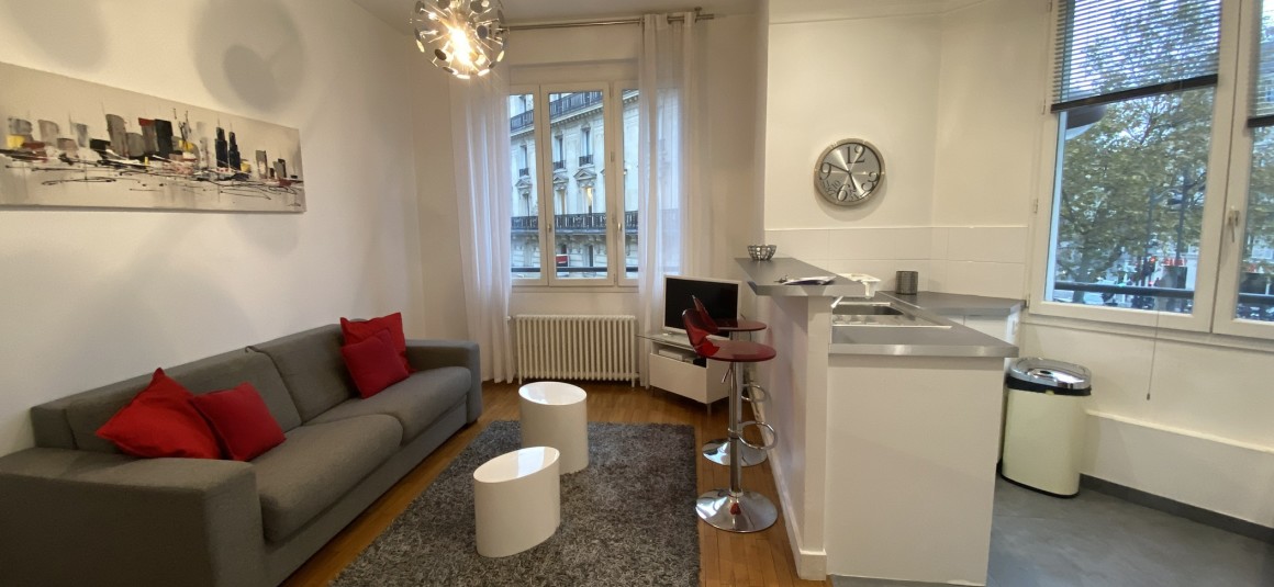 MEUBLÉ – 1 chambre – 37 m2 – Paris 8ème – Rue d’Artois – 2ème étage avec ascenseur – Métro Georges V – Loyer cc : 1.792 euros