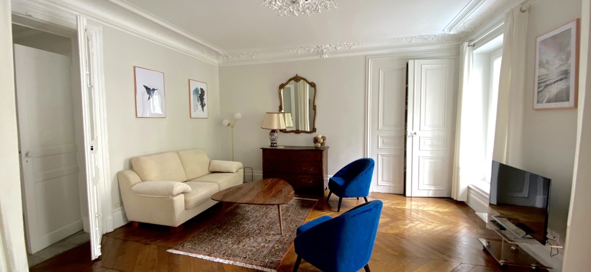 MEUBLÉ – 1 chambre – Paris 17ème  – Métro : Pereire – Avenue Villiers – 59 m2 – 1er étage avec ascenseur – Loyer charges comprises : 2.200 euros