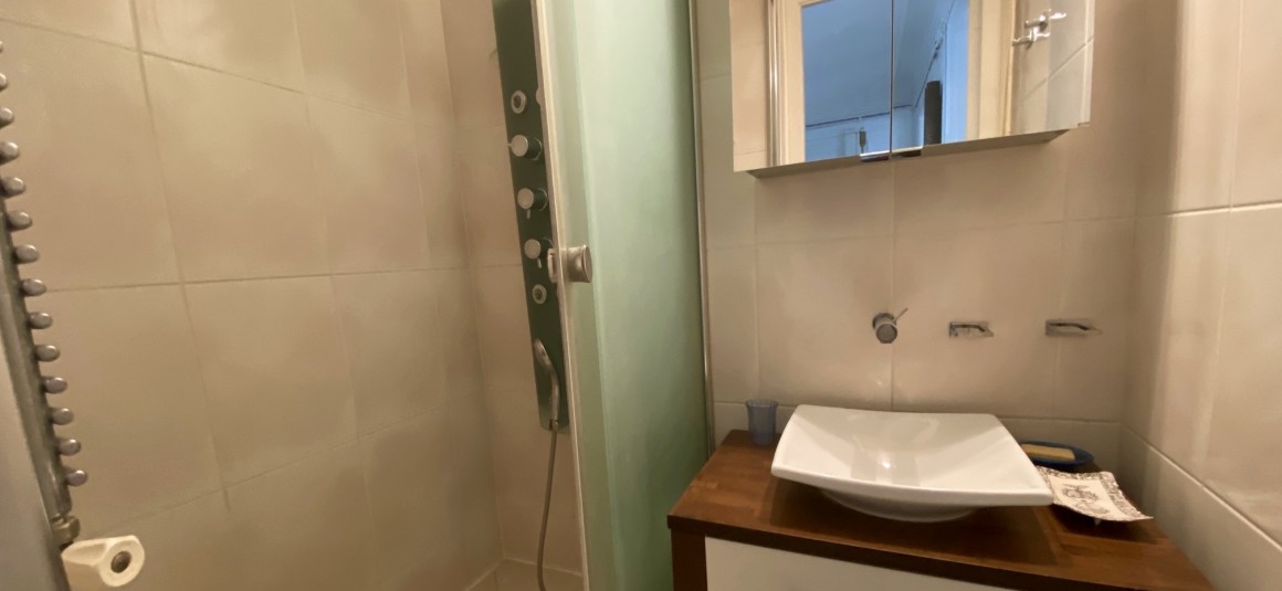 MEUBLÉ – 1 chambre – Paris 17ème  – Métro : Pereire – Avenue Villiers – 59 m2 – 1er étage avec ascenseur – Loyer charges comprises : 2.200 euros