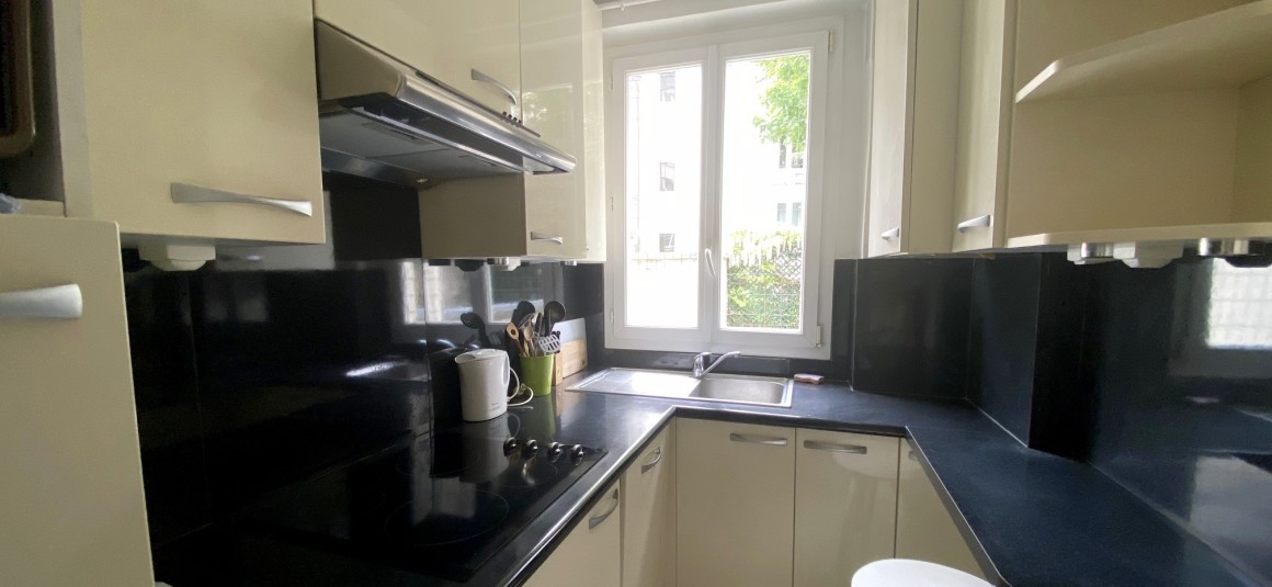 MEUBLÉ – 1 chambre – Paris 17ème  – Métro : Pereire – Avenue Villiers – 59 m2 – 1er étage avec ascenseur – Loyer charges comprises : 2.200 euros