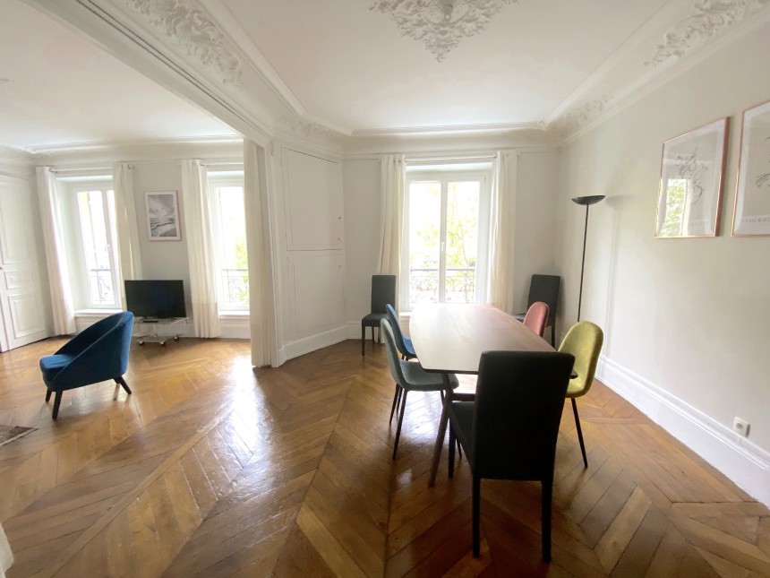 MEUBLÉ – 1 chambre – Paris 17ème  – Métro : Pereire – Avenue Villiers – 59 m2 – 1er étage avec ascenseur – Loyer charges comprises : 2.200 euros