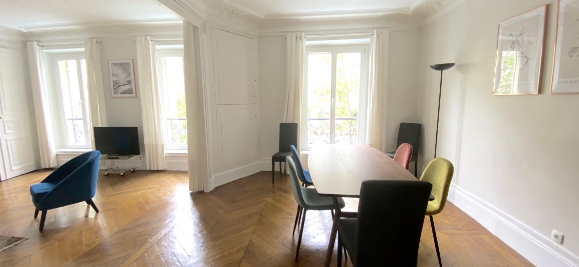 MEUBLÉ – 1 chambre – Paris 17ème  – Métro : Pereire – Avenue Villiers – 59 m2 – 1er étage avec ascenseur – Loyer charges comprises : 2.200 euros