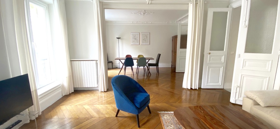 MEUBLÉ – 1 chambre – Paris 17ème  – Métro : Pereire – Avenue Villiers – 59 m2 – 1er étage avec ascenseur – Loyer charges comprises : 2.200 euros