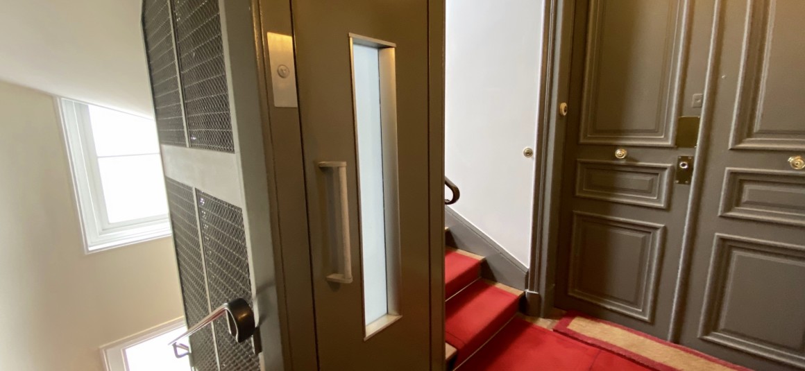 MEUBLÉ – 1 chambre – Paris 17ème  – Métro : Pereire – Avenue Villiers – 59 m2 – 1er étage avec ascenseur – Loyer charges comprises : 2.200 euros