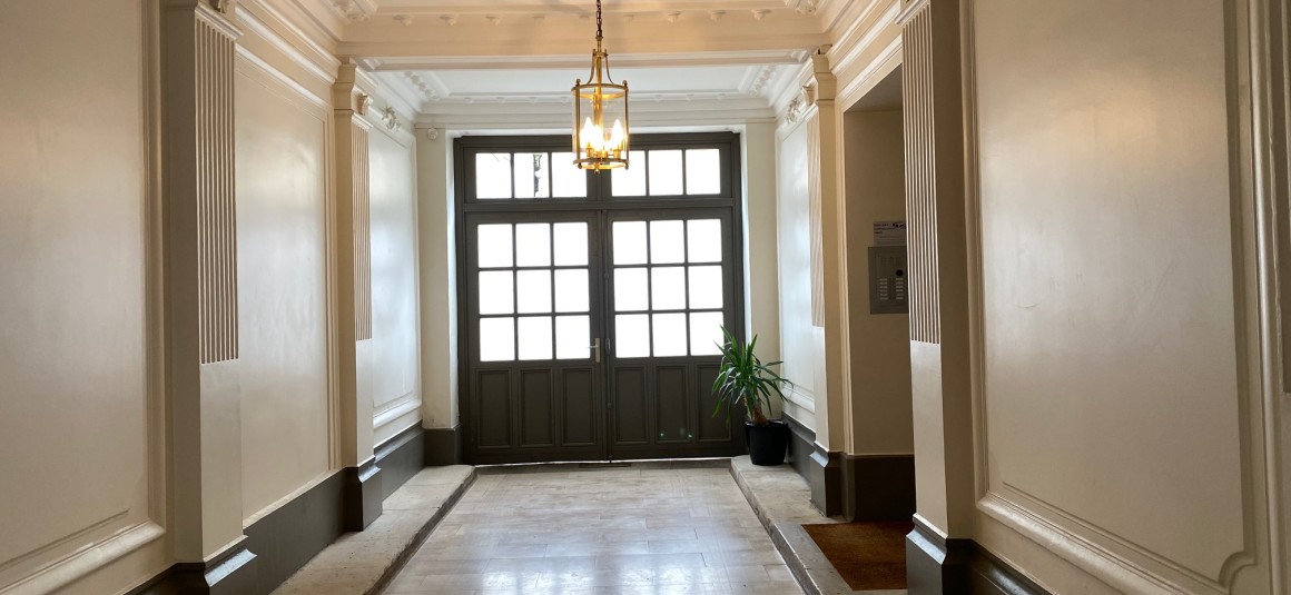 MEUBLÉ – 1 chambre – Paris 17ème  – Métro : Pereire – Avenue Villiers – 59 m2 – 1er étage avec ascenseur – Loyer charges comprises : 2.200 euros