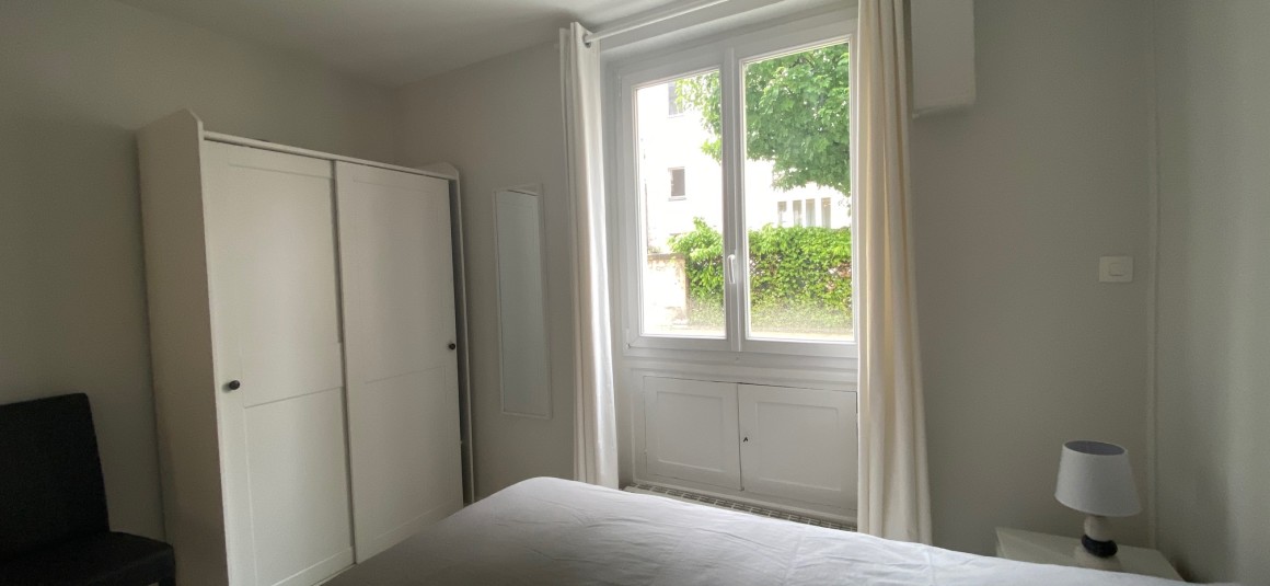 MEUBLÉ – 1 chambre – Paris 17ème  – Métro : Pereire – Avenue Villiers – 59 m2 – 1er étage avec ascenseur – Loyer charges comprises : 2.200 euros