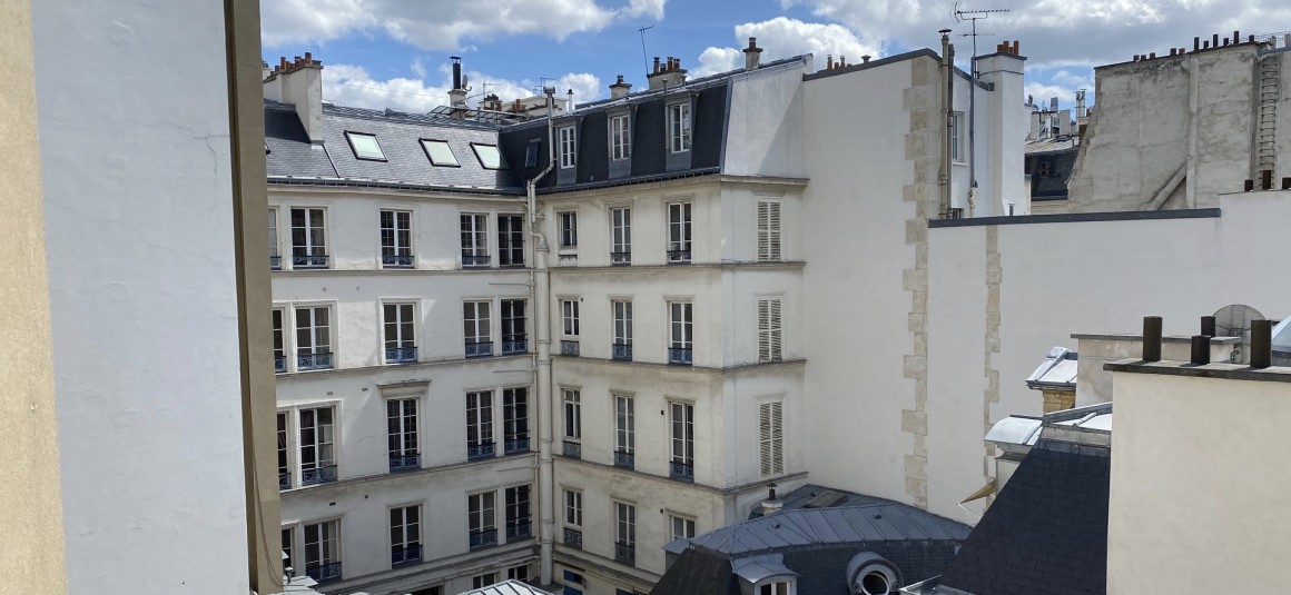 MEUBLÉ – 1 ch – 45 m2 – Paris 8e – Rue du Colisée – 4ème étage ascenseur – Loyer cc : 2.000 euros (chauffage collectif)