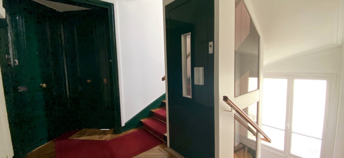 MEUBLÉ – 1 ch – 45 m2 – Paris 8e – Rue du Colisée – 4ème étage ascenseur – Loyer cc : 2.000 euros (chauffage collectif)