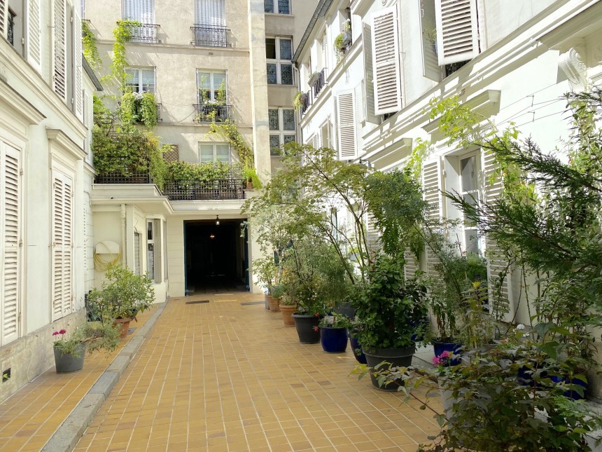 MEUBLÉ – 1 ch – 45 m2 – Paris 8e – Rue du Colisée – 4ème étage ascenseur – Loyer cc : 2.000 euros (chauffage collectif)