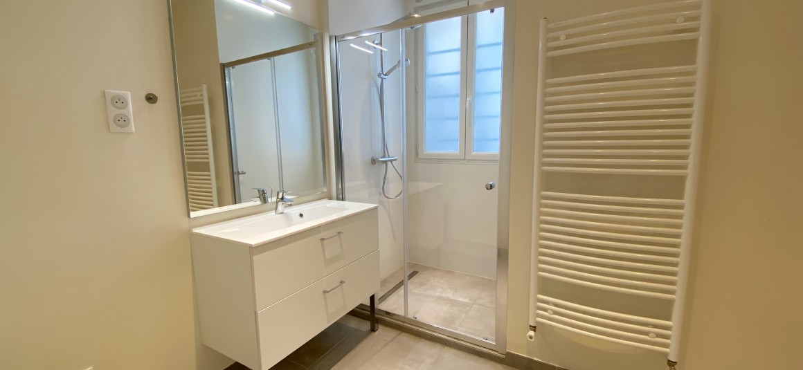 VIDE –  2 chambres – Paris 17ème – 73 m2 – Rue Labie – 3ème étage sans ascenseur – Loyer charges comprises : 2.477 euros