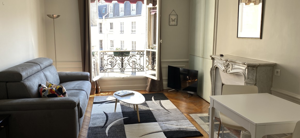 MEUBLÉ – 1 ch – 45 m2 – Paris 8e – Rue du Colisée – 4ème étage ascenseur – Loyer cc : 2.000 euros (chauffage collectif)
