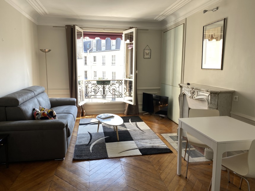 MEUBLÉ – 1 ch – 45 m2 – Paris 8e – Rue du Colisée – 4ème étage ascenseur – Loyer cc : 2.000 euros (chauffage collectif)