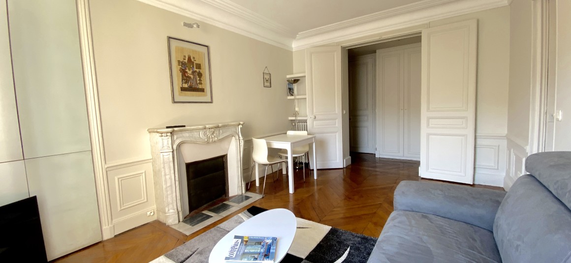 MEUBLÉ – 1 ch – 45 m2 – Paris 8e – Rue du Colisée – 4ème étage ascenseur – Loyer cc : 2.000 euros (chauffage collectif)