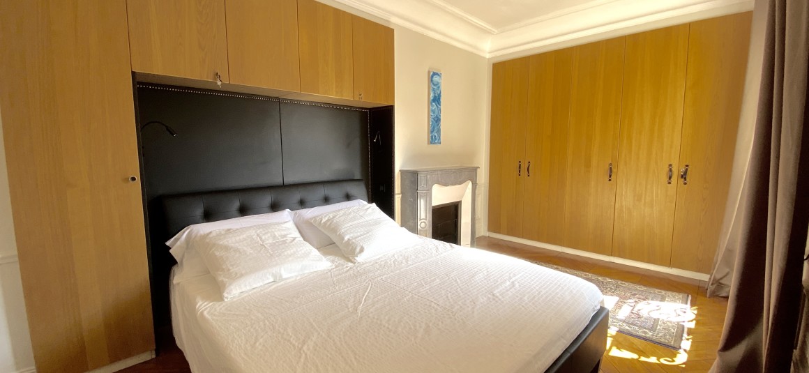 MEUBLÉ – 1 ch – 45 m2 – Paris 8e – Rue du Colisée – 4ème étage ascenseur – Loyer cc : 2.000 euros (chauffage collectif)