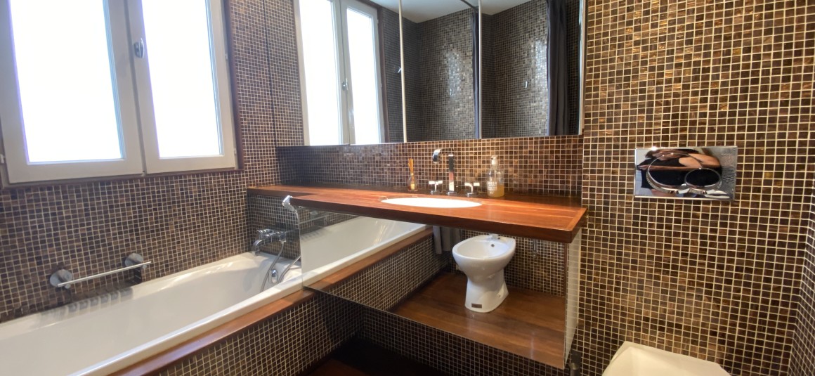 MEUBLÉ – 1 ch – 45 m2 – Paris 8e – Rue du Colisée – 4ème étage ascenseur – Loyer cc : 2.000 euros (chauffage collectif)