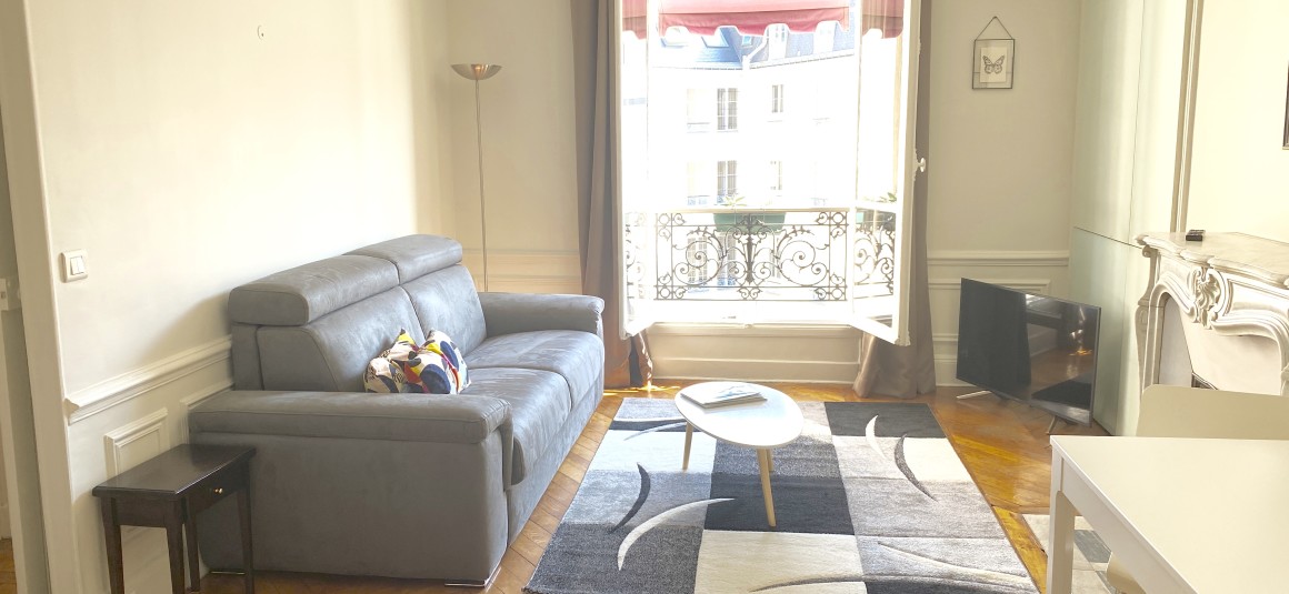 MEUBLÉ – 1 ch – 45 m2 – Paris 8e – Rue du Colisée – 4ème étage ascenseur – Loyer cc : 2.000 euros (chauffage collectif)