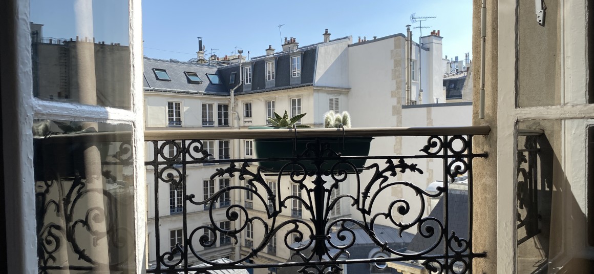 MEUBLÉ – 1 ch – 45 m2 – Paris 8e – Rue du Colisée – 4ème étage ascenseur – Loyer cc : 2.000 euros (chauffage collectif)