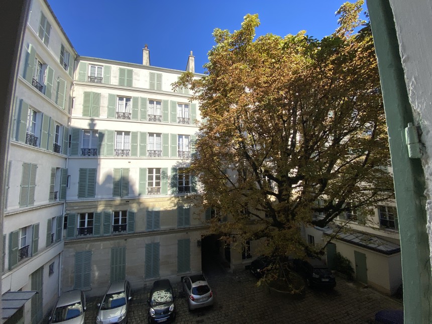 MEUBLÉ – 2 ch – 75 m2 – Paris 8ème – Rue Washington – 2ème étage sans asc  sur cour – Loyer cc : 3.500 euros (parking inclus)