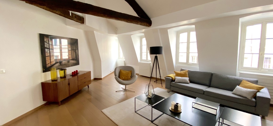 MEUBLÉ – 3 chambres – 186 m2 – Paris 8ème – Rue des Saussaies – Métro : Miromesnil – 4e étage ascenseur – Loyer cc : 7.500 euros