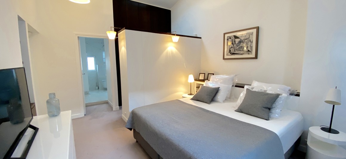 MEUBLÉ – 3 chambres – 186 m2 – Paris 8ème – Rue des Saussaies – Métro : Miromesnil – 4e étage ascenseur – Loyer cc : 7.500 euros