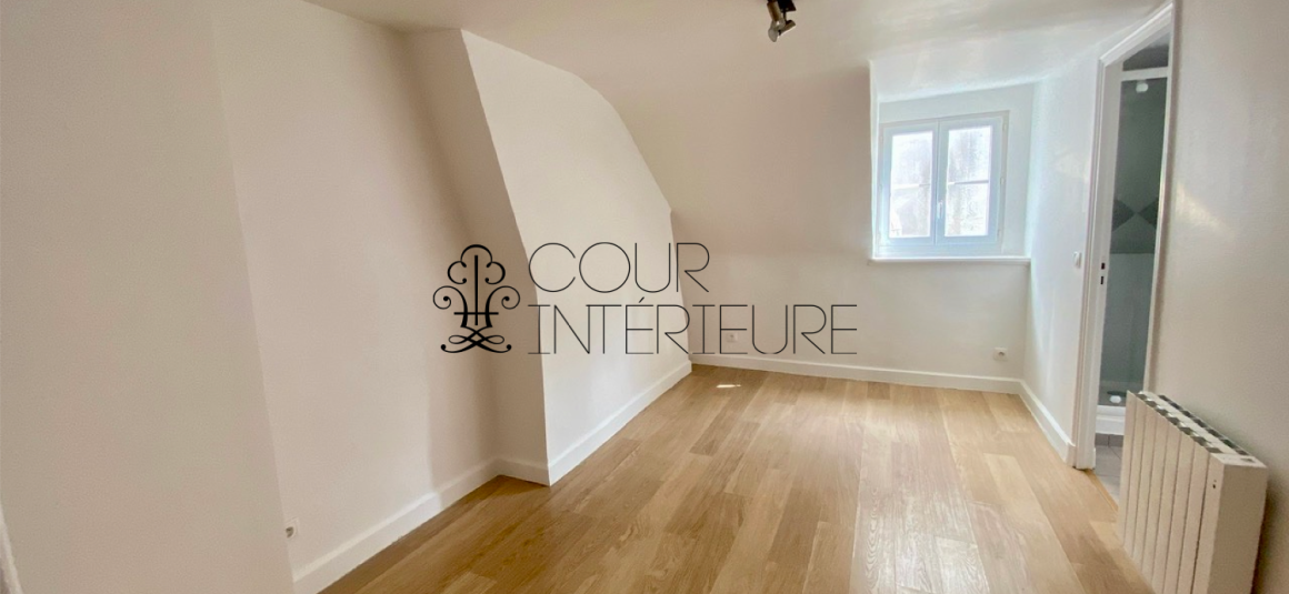 VIDE – 1 chambre – Paris 9ème – Trinité / Havre Caumartin – Rue Joubert – 51 m2 – 5ème et dernier étage ascenseur – Loyer charges comprises  : 1.595,00 euros