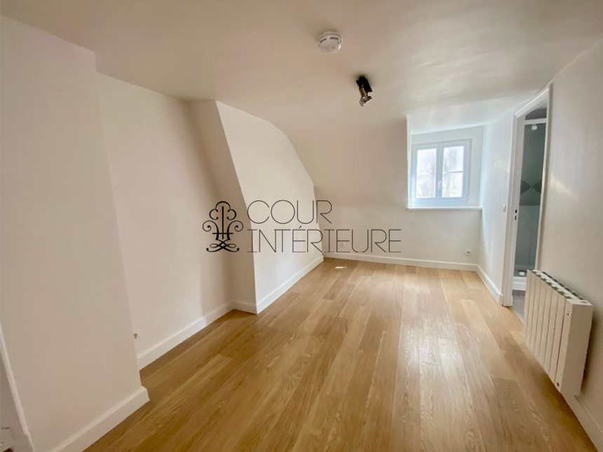 VIDE – 1 chambre – Paris 9ème – Trinité / Havre Caumartin – Rue Joubert – 51 m2 – 5ème et dernier étage ascenseur – Loyer charges comprises  : 1.595,00 euros