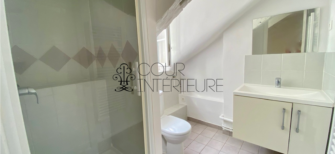 VIDE – 1 chambre – Paris 9ème – Trinité / Havre Caumartin – Rue Joubert – 51 m2 – 5ème et dernier étage ascenseur – Loyer charges comprises  : 1.595,00 euros