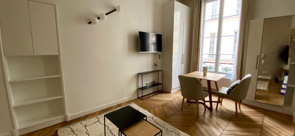 MEUBLÉ – Standing STUDIO spacieux – 26,17 m2 – Paris 9ème – Rue de la Grange Batelière – Richelieu Drouot – 3e étage avec ascenseur – Loyer charges comprises : 1.460 €