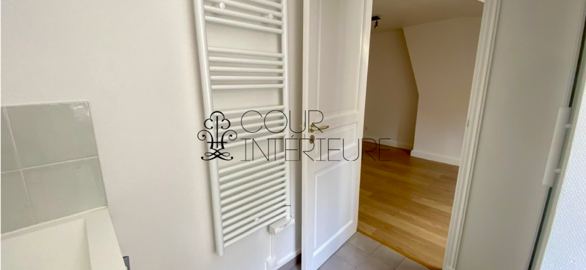 VIDE – 1 chambre – Paris 9ème – Trinité / Havre Caumartin – Rue Joubert – 51 m2 – 5ème et dernier étage ascenseur – Loyer charges comprises  : 1.595,00 euros