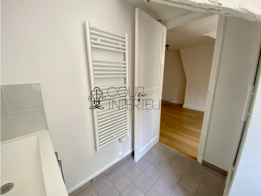 VIDE – 1 chambre – Paris 9ème – Trinité / Havre Caumartin – Rue Joubert – 51 m2 – 5ème et dernier étage ascenseur – Loyer charges comprises  : 1.595,00 euros