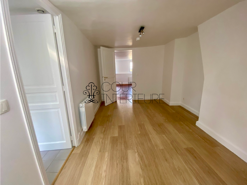 VIDE – 1 chambre – Paris 9ème – Trinité / Havre Caumartin – Rue Joubert – 51 m2 – 5ème et dernier étage ascenseur – Loyer charges comprises  : 1.595,00 euros