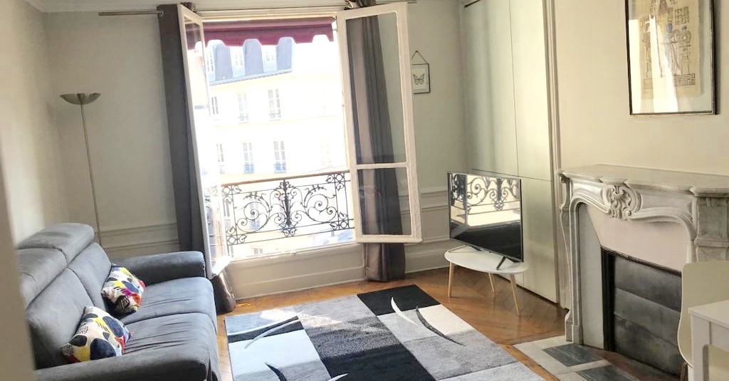 MEUBLÉ – 1 ch – 45 m2 – Paris 8e – Rue du Colisée – 4ème étage ascenseur – Loyer cc : 2.000 euros (chauffage collectif)