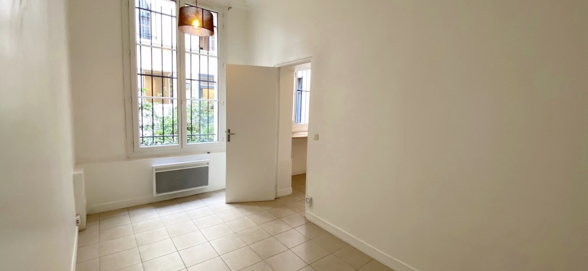 VIDE – Studio – Paris 9e – Sq Montholon – 18 m2 – Belles HSP – Rdc sur cour  – Loyer cc : 720 €