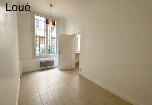 VIDE – Studio – Paris 9e – Sq Montholon – 18 m2 – Belles HSP – Rdc sur cour  – Loyer cc : 720 €