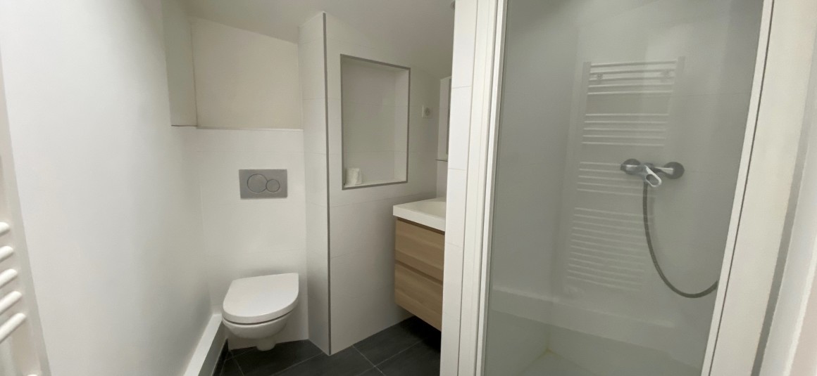 VIDE – 1 ch – 35 m2 au sol – Paris 15e – Rue Convention – 6e étage ascenseur – Loyer cc : 1.290 €
