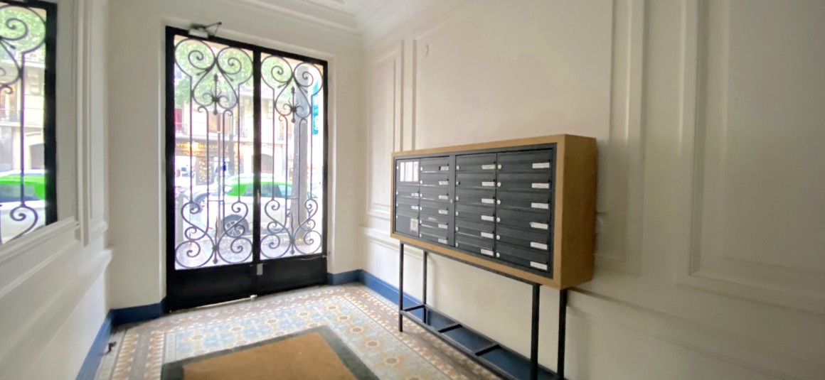 VIDE – 1 ch – 35 m2 au sol – Paris 15e – Rue Convention – 6e étage ascenseur – Loyer cc : 1.290 €