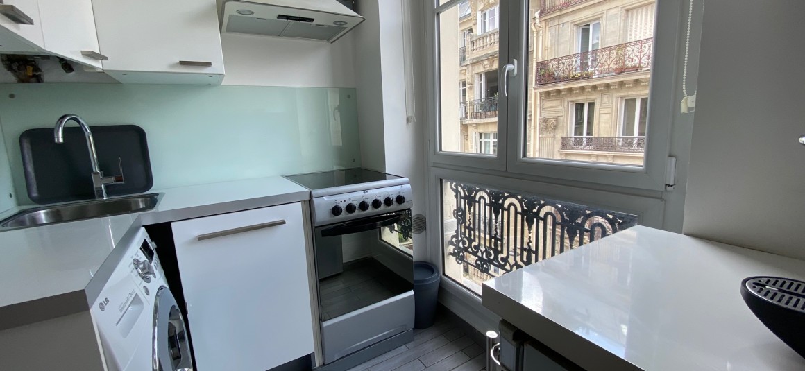 MEUBLÉ – 1 chambre – 34 m2 – Paris 17ème – Rue Guersant – 4e étage sans ascenseur – Loyer charges comprises : 1.500 euros