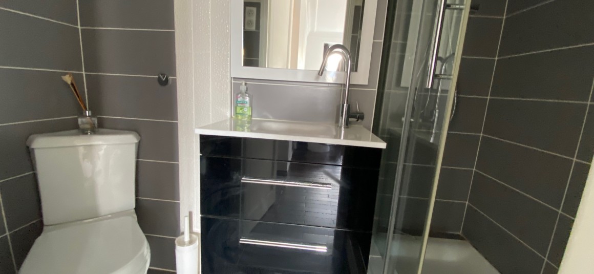 MEUBLÉ – 1 chambre – 34 m2 – Paris 17ème – Rue Guersant – 4e étage sans ascenseur – Loyer charges comprises : 1.500 euros