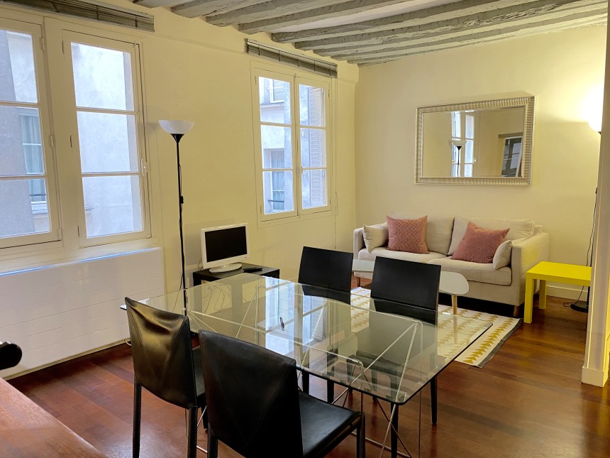 MEUBLÉ – 1 ch – 46 m2 – Paris 1er – Rue St Honoré – Metro : Tuileries Pyramides – 2ème étage sans ascenseur – Loyer cc : 1.600 € cc