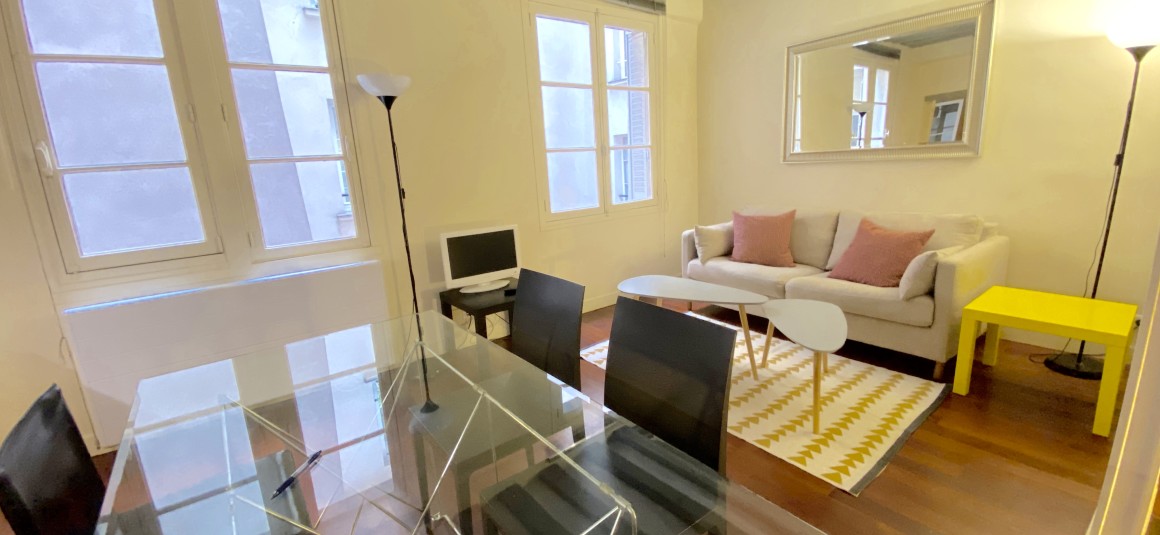 MEUBLÉ – 1 ch – 46 m2 – Paris 1er – Rue St Honoré – Metro : Tuileries Pyramides – 2ème étage sans ascenseur – Loyer cc : 1.600 € cc