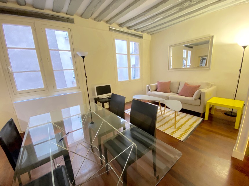 MEUBLÉ – 1 ch – 46 m2 – Paris 1er – Rue St Honoré – Metro : Tuileries Pyramides – 2ème étage sans ascenseur – Loyer cc : 1.600 € cc