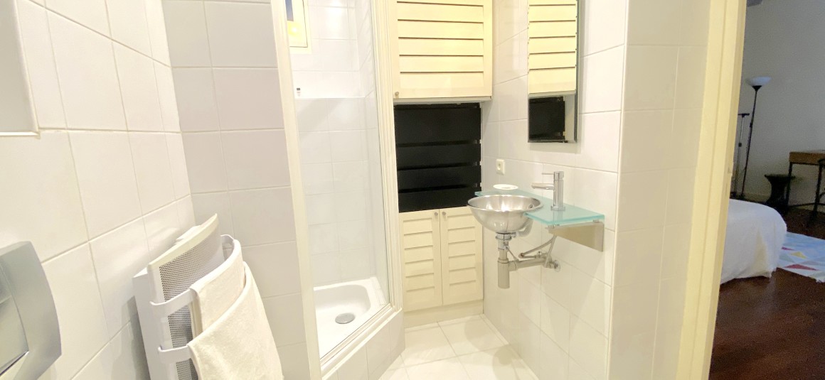 MEUBLÉ – 1 ch – 46 m2 – Paris 1er – Rue St Honoré – Metro : Tuileries Pyramides – 2ème étage sans ascenseur – Loyer cc : 1.600 € cc