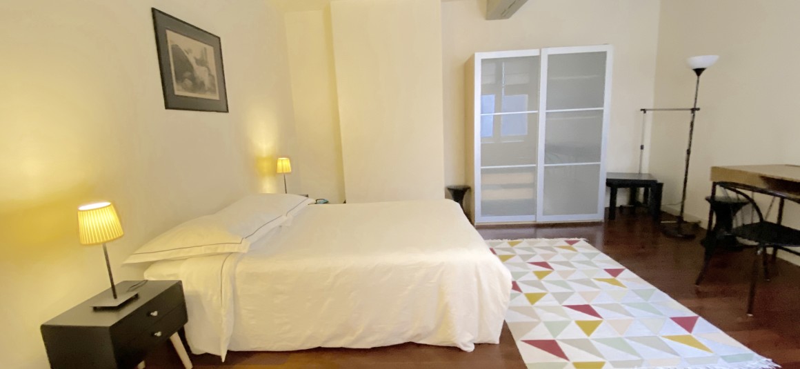 MEUBLÉ – 1 ch – 46 m2 – Paris 1er – Rue St Honoré – Metro : Tuileries Pyramides – 2ème étage sans ascenseur – Loyer cc : 1.600 € cc