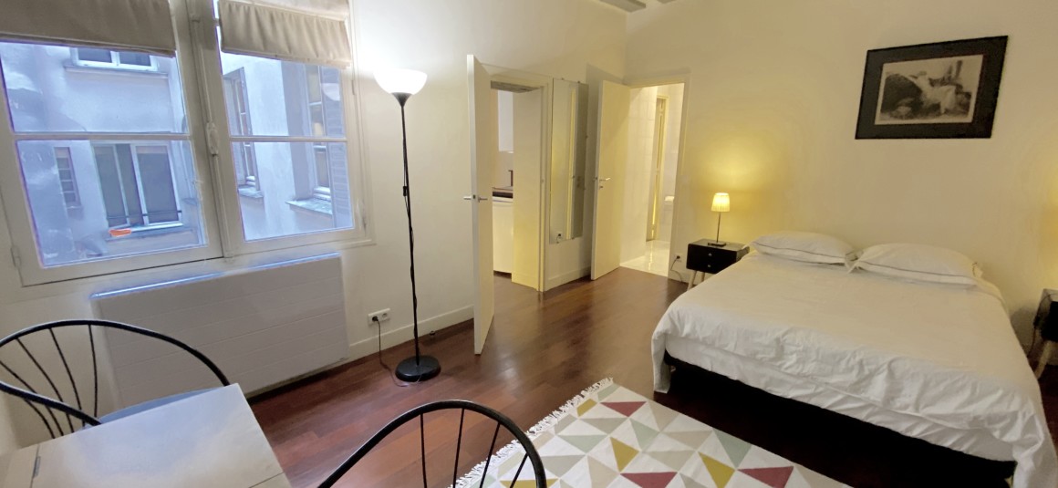 MEUBLÉ – 1 ch – 46 m2 – Paris 1er – Rue St Honoré – Metro : Tuileries Pyramides – 2ème étage sans ascenseur – Loyer cc : 1.600 € cc