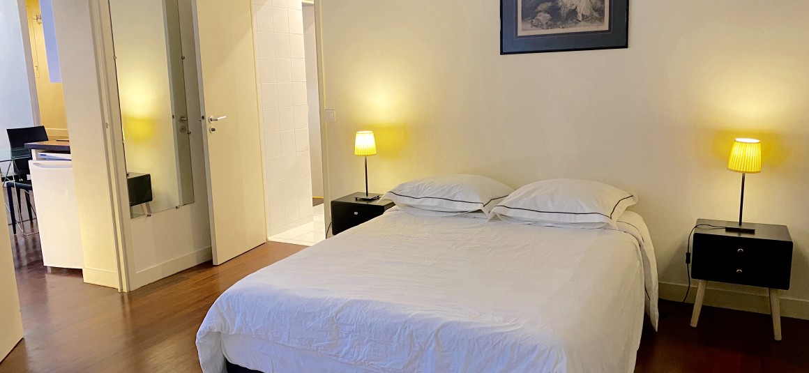 MEUBLÉ – 1 ch – 46 m2 – Paris 1er – Rue St Honoré – Metro : Tuileries Pyramides – 2ème étage sans ascenseur – Loyer cc : 1.600 € cc