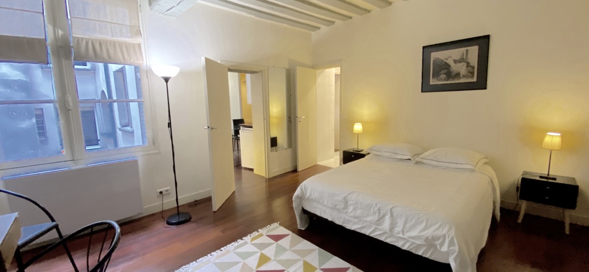 MEUBLÉ – 1 ch – 46 m2 – Paris 1er – Rue St Honoré – Metro : Tuileries Pyramides – 2ème étage sans ascenseur – Loyer cc : 1.600 € cc